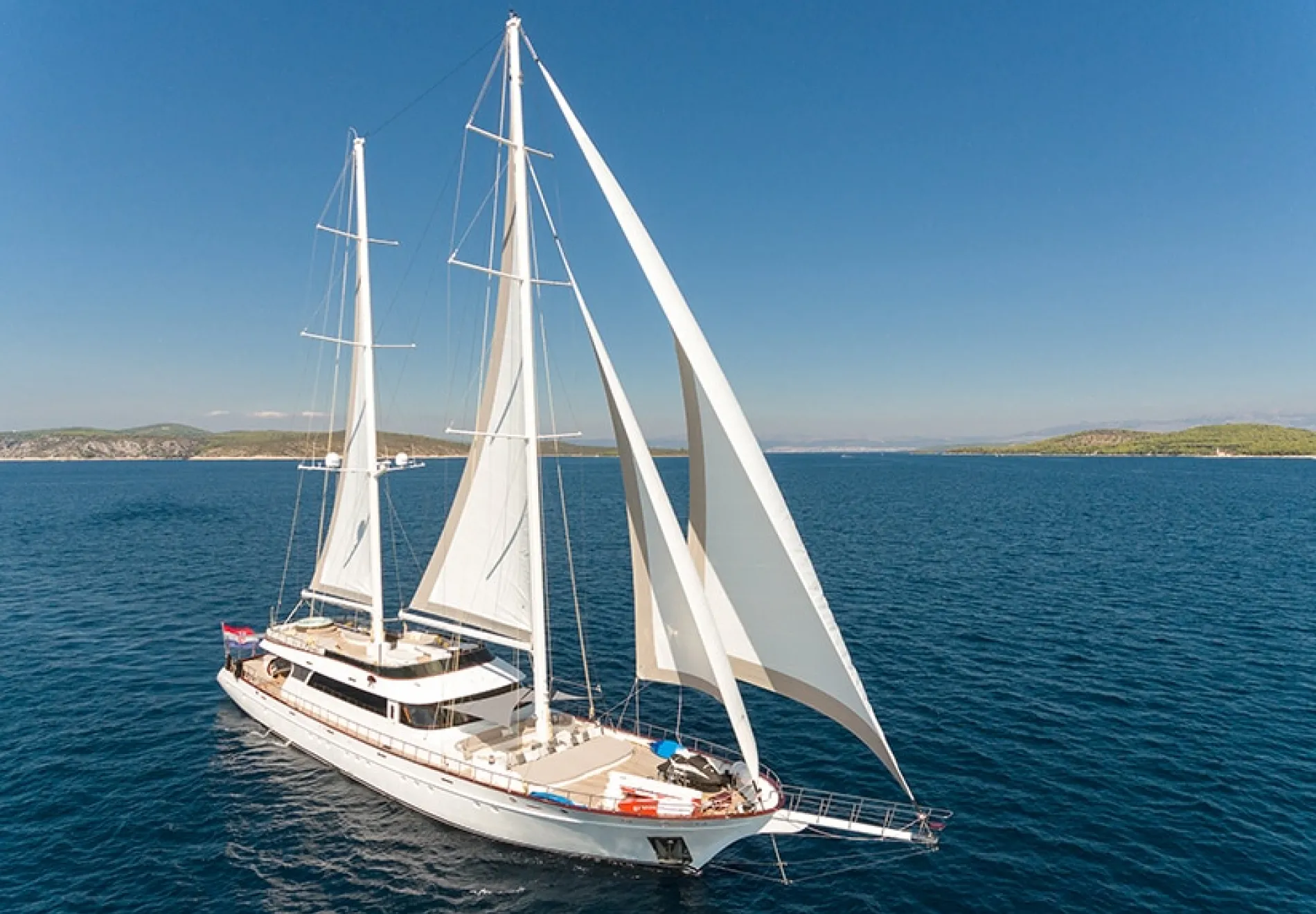 Luxury sailing online yachts